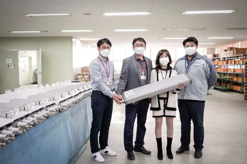 안산시 단원구 ‘하이게인안테나’ 본사에서 SKT 안동준 SCM기획팀장(왼쪽 두번째), 하이게인안테나 이동통신사업부 구귀정 상무(왼쪽 세번째) 등이 이번에 개발한 재활용 레이돔을 들어 보이고있다.