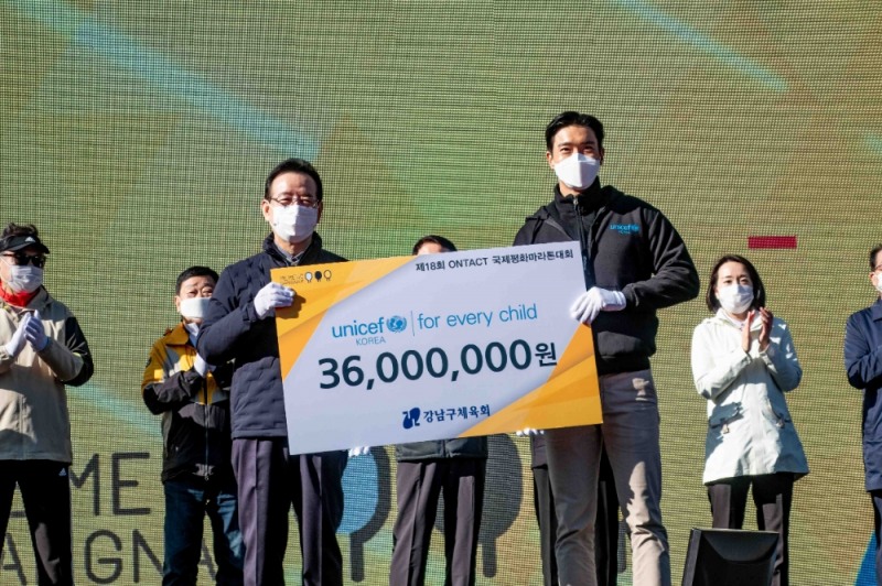 최시원 유니세프 동아시아태평양지역 친선대가(오른쪽) 정순균 강남구청장(왼쪽)으로부터 전달받고 있다.(사진=강남구청)