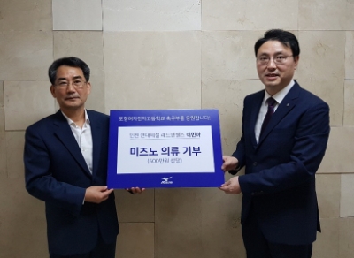 포항여전고 배태수 교장(좌)과 이민아 선수 에이전트 김진후 사장(우)이 기념촬영을 하고 있다.(사진 제공=한국미즈노)