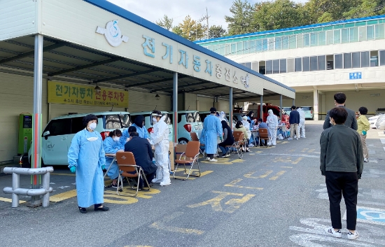 나주시가 시청 직원(전남 182번) 코로나19 확진에 따라 임시검사시설을 설치하고 본청 전 직원에 대한 검사를 실시하고 있다./사진=나주시