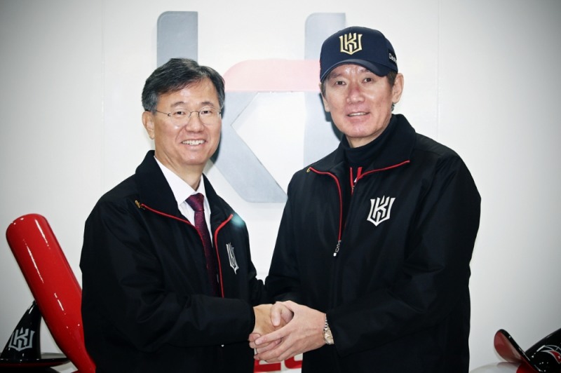 KT는 26일 올시즌 포스트시즌이 확정된 이강철 감독과 총액 20억원에 3년 재계약을 맺었다.[KT 위즈 제공]