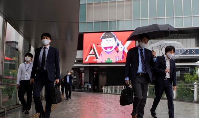 23일 일본 도쿄에서 신종 코로나바이러스 감염증(코로나19) 예방을 위해 마스크를 쓴 시민들이 빗속을 걷고 있다.