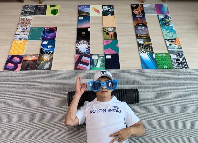 (사진=코오롱그룹) 코오롱그룹 사보 600호 발행을 맞아 '600'이라는 숫자를 몸으로 표현하는 이벤트에 참가해 최우수상을 받은 코오롱글로벌 조성흠 대리가 축하메시지를 전하고 있다