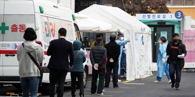  27일 오전 서울 중구 국립중앙의료원에 마련된 신종 코로나바이러스 감염증(코로나19) 선별진료소를 찾은 시민들이 코로나19 검사를 받기 위해 줄지어 대기하고 있다. 