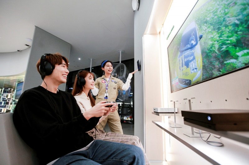 (사진=SK텔레콤) T팩토리는 SKT와 글로벌 기업의 다양한 초협력 서비스를 경험할 수 있다. 모델들이 MS존에서 5GX 클라우드 게임을 즐기는 모습