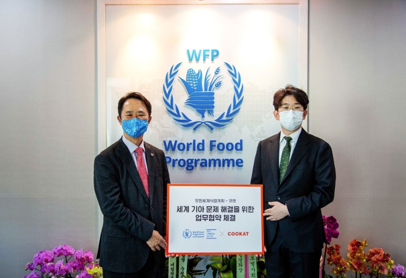이문주 쿠캣 대표(우)와 임형준 유엔세계식량계획(WFP) 한국사무소장(좌)이 세계 기아 문제 해결을 위한 업무협약을 체결하며 제로 웨이스트 제로 헝거 캠페인의 ‘제로 헝거’ 손동작을 취하고 있다.