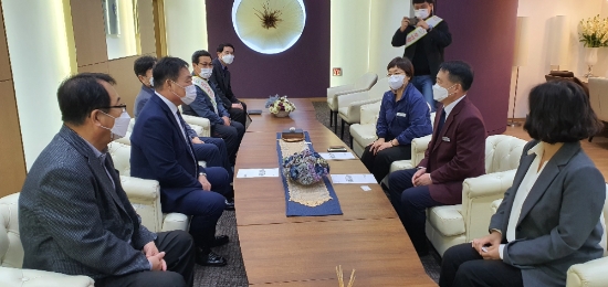 무안군은 코로나19 피해 농어가를 돕고 지역 농특산물 판매 촉진을 위해 서울시 지역상생교류사업단과 함께 농특산물 직거래 상생장터를 성황리에 마쳤다/사진=무안군