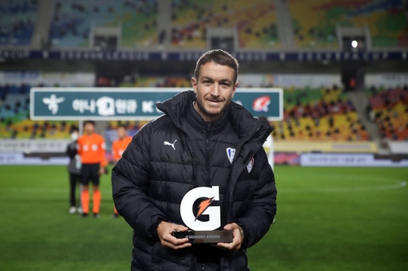 프로축구 수원 삼성 타가트가 승리 팀의 득점 중 가장 역동적인 골을 넣은 선수에게 주는 상인 '지 모먼트 어워드'(G Moment Award)를 수상했다.[연합뉴스]