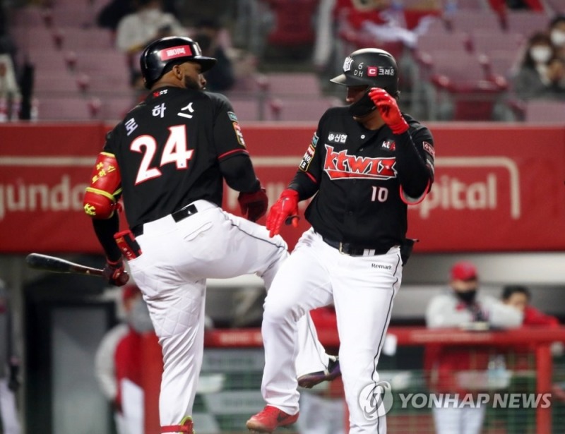 27일 KT-KIA의 광주경기. 4회 초 2사 후 좌월 1점홈런을 날린 황재균이 로하스와 세러머니를 하고 있다. 황재균은 시즌 19호, 로하스는 1회에 전제 2점홈런으로 47호 홈런을 날렸다.