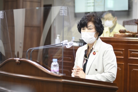 순천시의회 이영란 의원이 제246회 임시회 제2차 본회의 시정질문을 통해, 시 보건소장 임용 문제를 제기하며 순천시 행정을 지적하고 나섰다/사진=순천시의회
