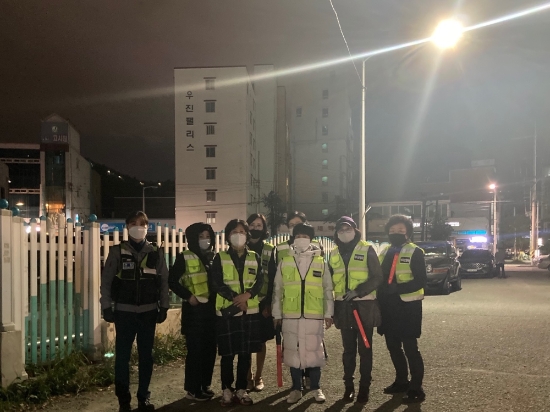 목포시 신흥동 새마을부녀회, 하당지구대 합동 야간 방범순찰 전개/사진=목포시