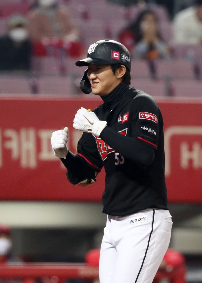27일 KIA전에서 9회초 대타 재역전 2점 홈런을 날린 KT 김민혁이 기쁨에 겨워하고 있다.[연합뉴스]