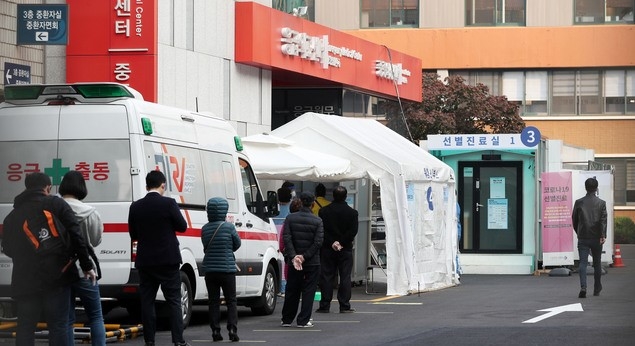 27일 오전 서울 중구 국립중앙의료원에 마련된 신종 코로나바이러스 감염증(코로나19) 선별진료소를 찾은 시민들이 코로나19 검사를 받기 위해 줄지어 대기하고 있다.