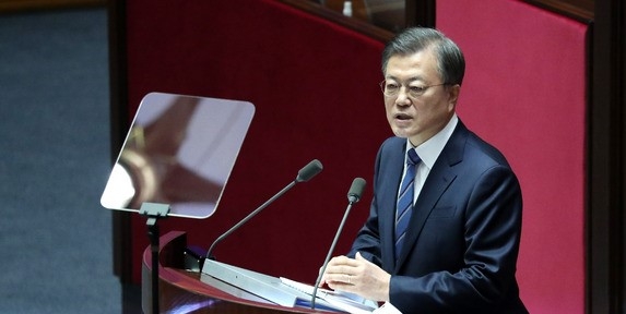 문재인 대통령이 28일 서울 여의도 국회 본회의장에서 2021년도 예산안 시정연설을 하고 있다.