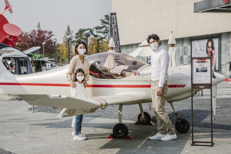 스타필드 하남에서는 경비행기, 캠핑카 등을 전시 및 판매하는 모빌리티쇼를 진행한다