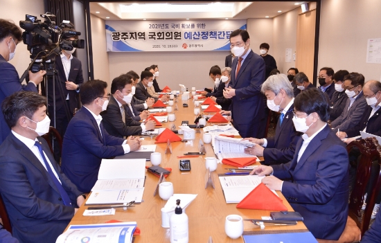 이용섭 광주광역시장이 28일 오전 서울 여의도 인근 식당에서 열린 '광주지역 국회의원 예산정책간담회'에 참석해 지역 국회의원들에게 지역 현안과 내년도 국비 확보를 위한 적극적인 지원과 협조를 요청하고 있다./사진=광주시