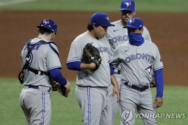 5회 아웃카운트 하나를 남기고 강판하는 류현진.