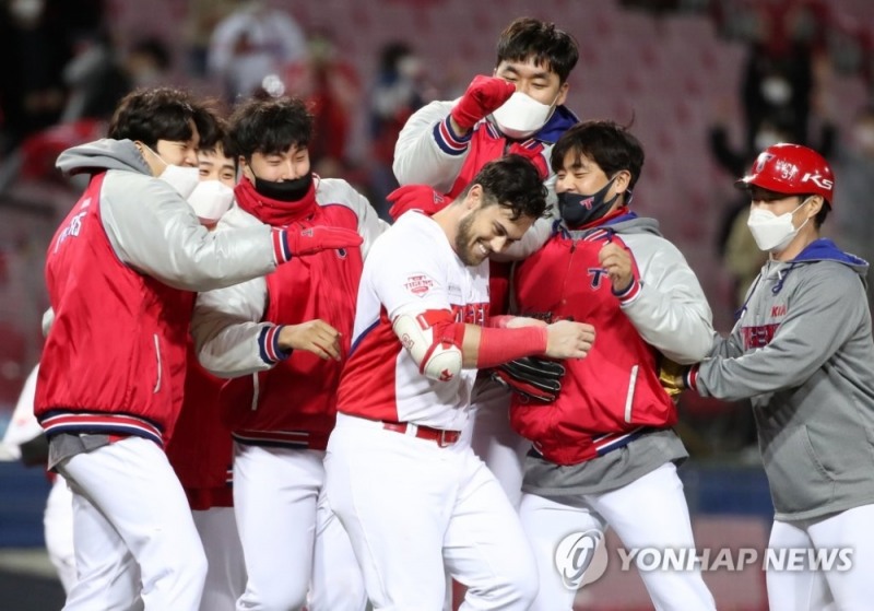 KIA의 터커가 28일 광주 KT와의 홈경기에서 3-3으로 맞선 연장 10회말 1사 만루에서 끝내기 안타를 친뒤 동료들과 기쁨을 나누고 있다