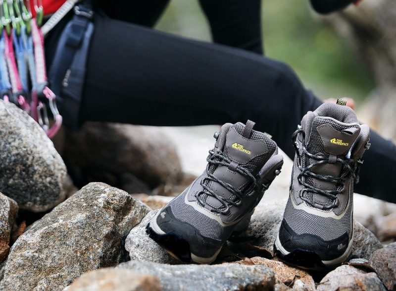 레드페이스, 한국 산악지형 최적 ‘콘트라 코멧 미드 등산화’ 출시