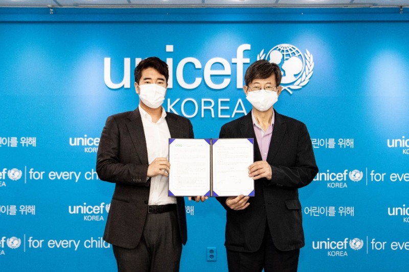 사회공헌협약식에서 OGQ 마켓서비스본부 최장원 본부장(좌)과 유니세프한국위원회 이기철 사무총장(우)(사진제공= 유니세프한국위원회)