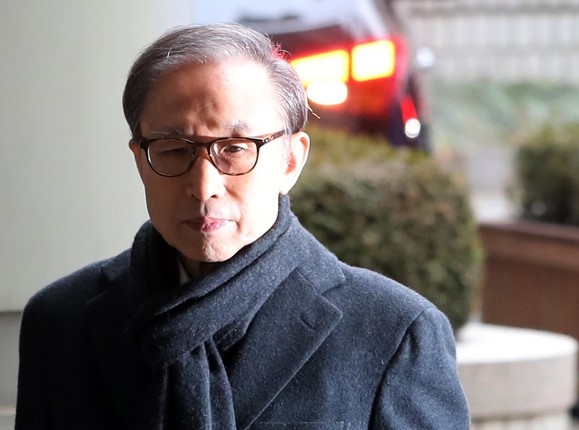 다스 자금 횡령과 뇌물수수 의혹을 받고 있는 이명박 전 대통령이 지난 1월8일 오후 서울 서초구 서울고등법원에서 열린 특정범죄가중처벌법상 뇌물 등 항소심 결심공판에 출석하고 있다.