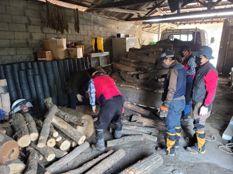 사진=힘든 이웃에게 ‘사랑의 땔감’ 전달 (국립수목원 제공)