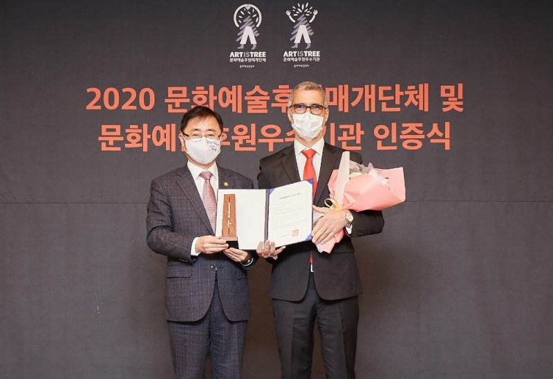 페르노리카 코리아가 28일 JW 메리어트 서울 호텔에서 열린 ‘문화예술후원 우수기관 인증식’에서 인증패를 받았다. (왼쪽부터 문화체육관광부 오영우 제1차관, 페르노리카 코리아 장 투불 대표)