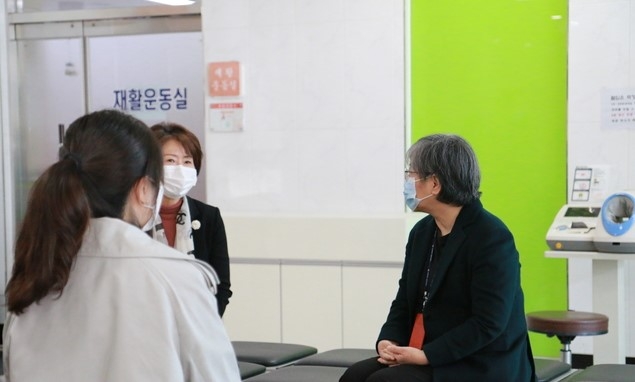 정은경 질병관리청장이 29일 오후 충북 청주 흥덕구 보건소에서 인플루엔자(독감) 백신 예방접종 후 이상반응 발생 여부를 관찰하기 위해 대기 중이다. (사진=질병관리청 제공).