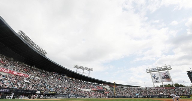KBO 정규시즌보다 강화된 대응 지침 발표…"확진자 나와도 경기 진행"