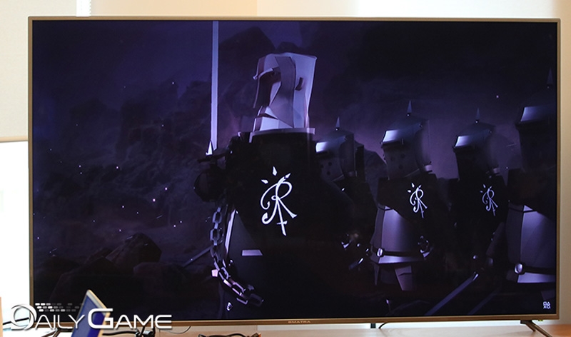 장난감 같은 캐릭터가 실사처럼 움직이는 모습이 대조적이다.