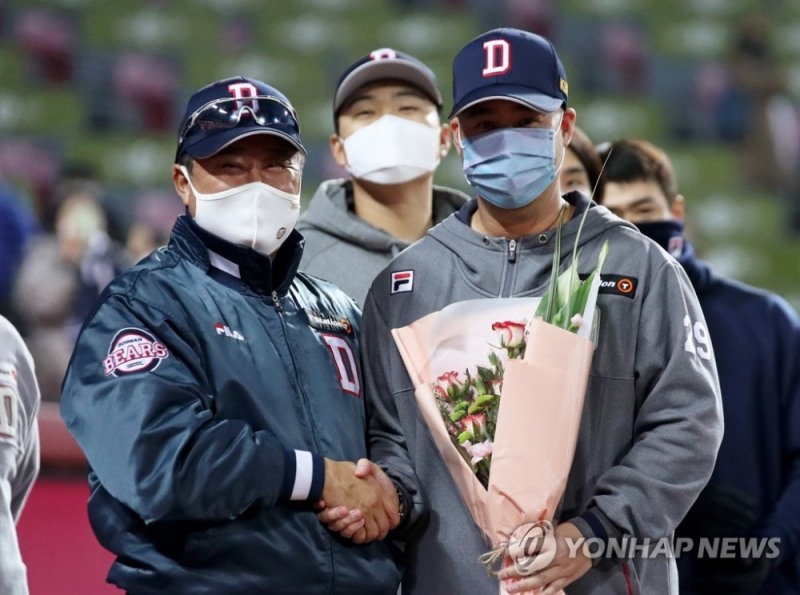 29일 KIA를 상대로 KBO리그 통산 4번째 8년 연속 10승을 달성한 유희관이 김태형 감독으로부터 축하의 꽃다발을 받았다.