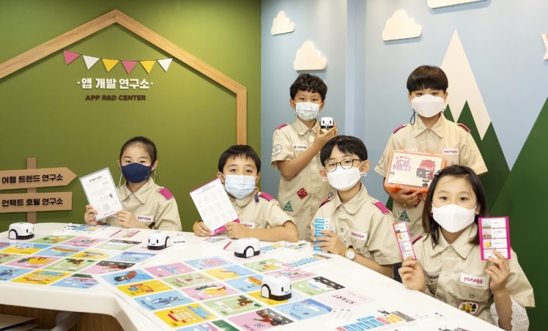 신규 체험관 ‘앱 개발 연구소’에서 어린이들이 블록 코딩을 활용한 체험에 참여하고 있다.(제공=키자니아)