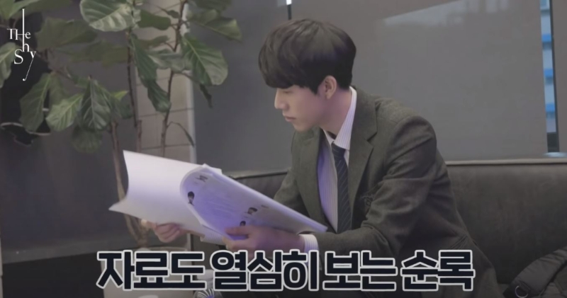 롤드컵 4강 경기가 시작되기 전 선수 자료를 보고 있는 '더샤이' 강승록(사진=더샤이 유튜브 영상 캡처).