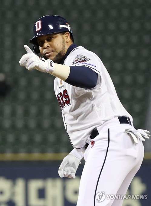 두산의 페르난데스는 이미 지난해 자신의 최다 안타기록(197개)를 한개 넘어서 시즌 마지막 게임에서 KBO리그 2번째 200안타에 도전한다.