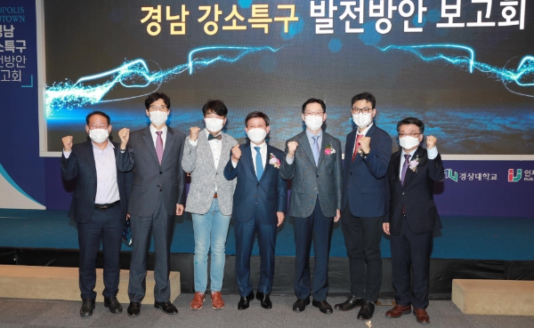 29일 창원컨벤션센터에서 개최된 ‘경남 강소특구 발전방안 보고회’에서 주요관계자들이 기념촬영을 하고 있다. 왼쪽부터 박성연 김해시 일자리경제국장, 장석훈 한국전기연구원 강소특구기획실장, 한진 인제대 김해강소특구 사업단장, 허성곤 김해시장, 김경수 경남도지사, 전승호 대웅제약 대표, 전민현 인제대학교 총장. / 사진 제공 = 대웅제약