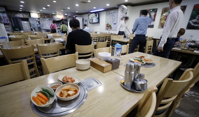 '2.5단계 거리두기'가 시작된 31일 서울 중구의 한 음식점이 점심시간임에도 한산한 모습을 보이고 있다.