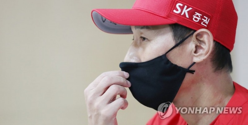 "팬 여러분께 실망안겨 죄송스럽다"- SK 염경업 감독, 계약기간 1년 남기고 결국 지휘봉 내려놓았다.