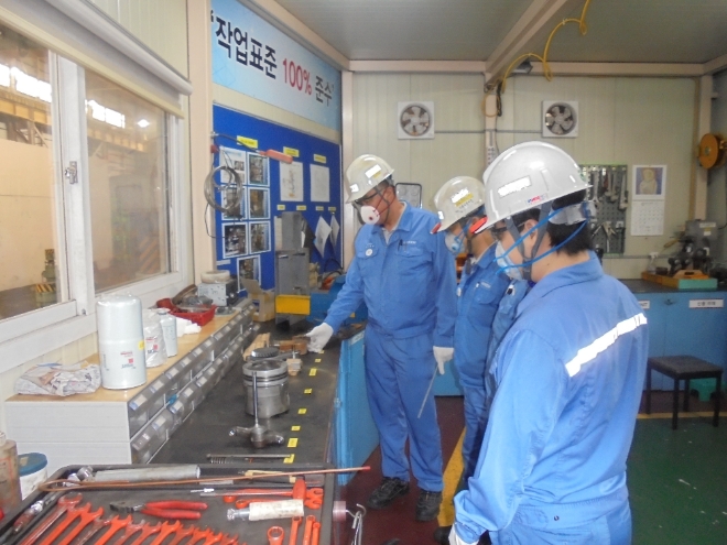 (사진=포스코) 포스코 협력사인 코렘 직원들이 포항제철소 정비실에서 기관차 엔진정비 실습을 하고 있다.