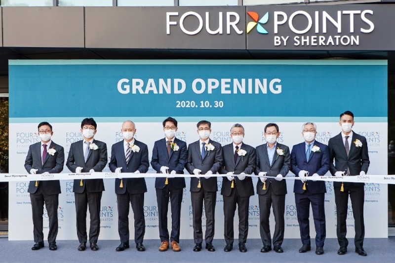 (사진=신세계조선호텔) (왼쪽부터) 신세계조선호텔 이용진 개발담당, SK D&D 황선표 본부장, 함윤성 대표이사, 이지스 자산운용 신동훈 부문 대표, 신세계조선호텔 한채양 대표이사, 메리어트 남기덕 대표, 태양건설 배중건 전무, 신세계조선호텔 브라이언 백 신사업 본부장, 양봉철 포포인츠 바이 쉐라톤 서울 명동 총지배인