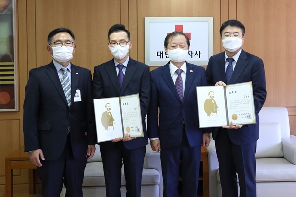 대한적십자사(회장 신희영)는 30일(금) 오전 11시,서울사무소에서 신임 청렴자문위원 위촉식이 개최되었다. 청렴자문위원회는 외부 전문가와 소속 임직원 등 5명으로 구성되었으며, 이번에 위촉된 신임 위원의 임기는 2년이다. (왼쪽부터 대한적십자사 안무열 감사실장, 권영택 신임위원, 대한적십자사 신희영 회장, 최영운 신임위원)