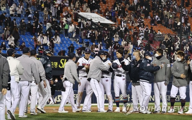 30일 오후 서울 잠실야구장에서 2020 프로야구 두산 베어스와 키움 히어로즈의 경기. 2-0으로 승리를 거둔 두산 베어스 선수들이 기쁨을 나누고 있다.