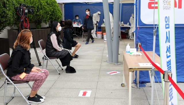 강남구가 2021학년도 대학수학능력시험을 앞두고 학원가의 신종 코로나바이러스 감염증(코로나19) 확산 방지를 위해 지역 내 학원강사 2만 여 명에 대한 전수검사를 실시한 21일 오후 서울 강남구 대치2동주민센터에 마련된 임시선별진료소에서 학원 강사들이 검체 채취를 기다리고 있다.
