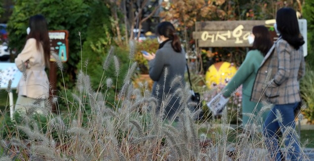 쌀쌀한 날씨를 보인 지난 29일 오전 서울 중구 세종대로에서 두꺼운 외투를 입은 시민들이 발걸음을 옮기고 있다.