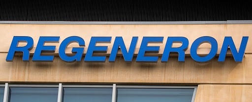 뉴욕주 태리타운에 있는 웨스트체스터 캠퍼스건물 외벽에 이 제약사의 로고