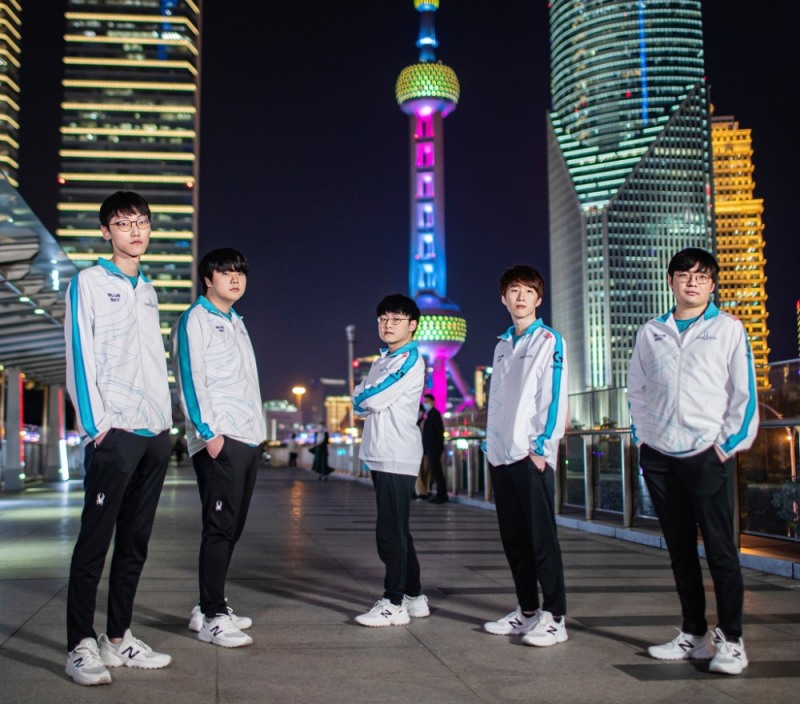 롤드컵 정상에 오른 담원 게이밍(사진=라이엇 게임즈 제공).