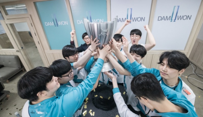 창단 첫 LCK 우승을 차지할 때의 담원 게이밍(사진=라이엇 게임즈 제공).