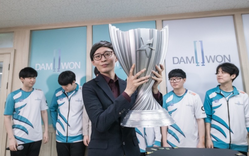 LCK 서머를 우승했을 때의 '제파' 이재민 감독(사진=라이엇 게임즈 제공).