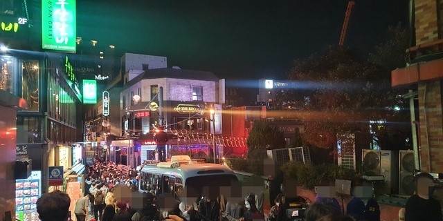 31일 핼러윈데이를 맞은 이태원은 초저녁부터 수백명의 인파가 몰렸다. 이날 신종 코로나바이러스 감염증(코로나19) 확진자는 127명이 나왔다.