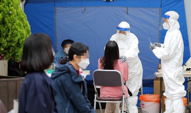 강남구가 2021학년도 대학수학능력시험을 앞두고 학원가의 신종 코로나바이러스 감염증(코로나19) 확산 방지를 위해 지역 내 학원강사 2만 여 명에 대한 전수검사를 실시한 21일 오후 서울 강남구 대치2동주민센터에 마련된 임시선별진료소에서 학원 강사들이 검체 채취를 하고 있다.