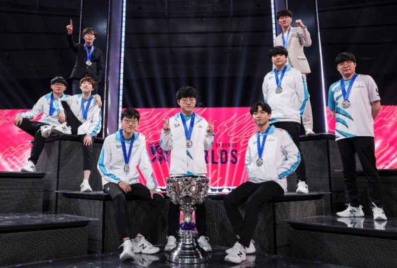 롤드컵을 제패한 담원 게이밍 선수들(사진=라이엇 게임즈 제공).